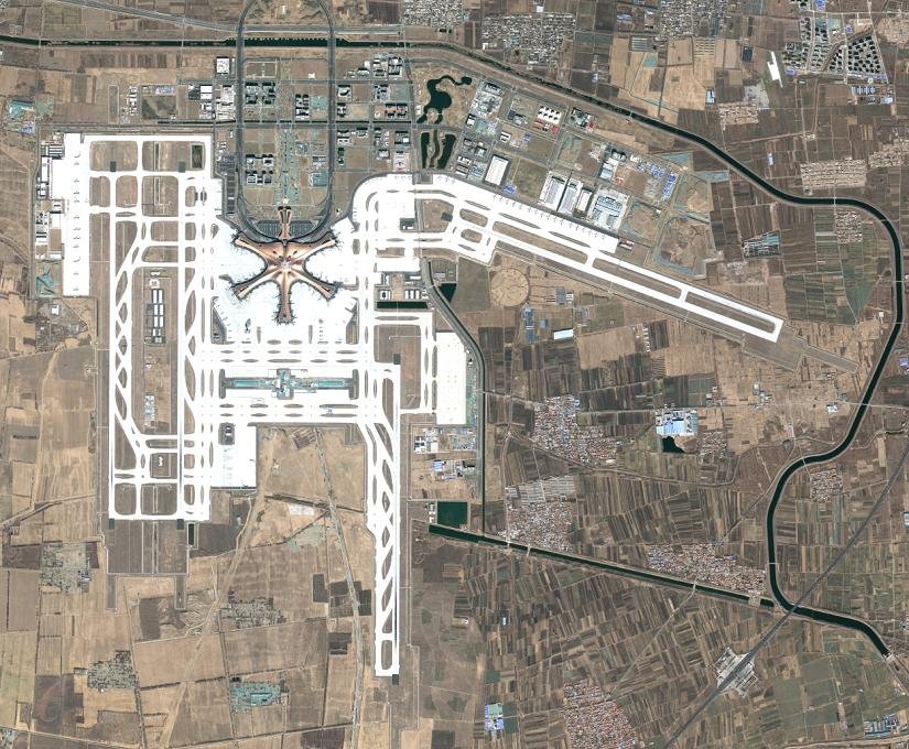 Aeropuerto Internacional de Pekín-Daxing (PKX): situado al sur de Pekín, con una terminal de geometría radial especialmente reconocible desde satélite.