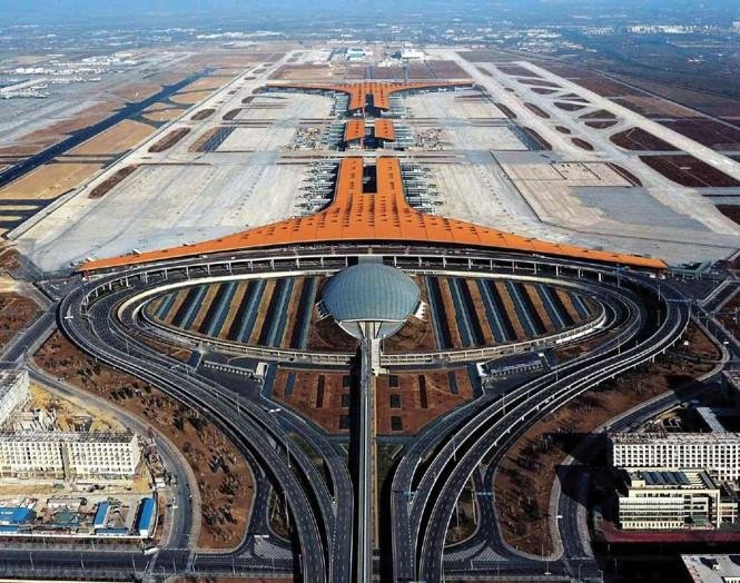 Aeropuerto Internacional de Pekín-Capital (PEK): instalación histórica situada al noreste de la capital china. Destaca su Terminal 3 y su infraestructura aeroportuaria.