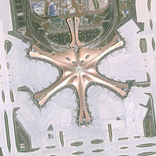 Aeropuerto Internacional de Pekín-Daxing (PKX): situado al sur de Pekín, con una terminal de geometría radial especialmente reconocible desde satélite.